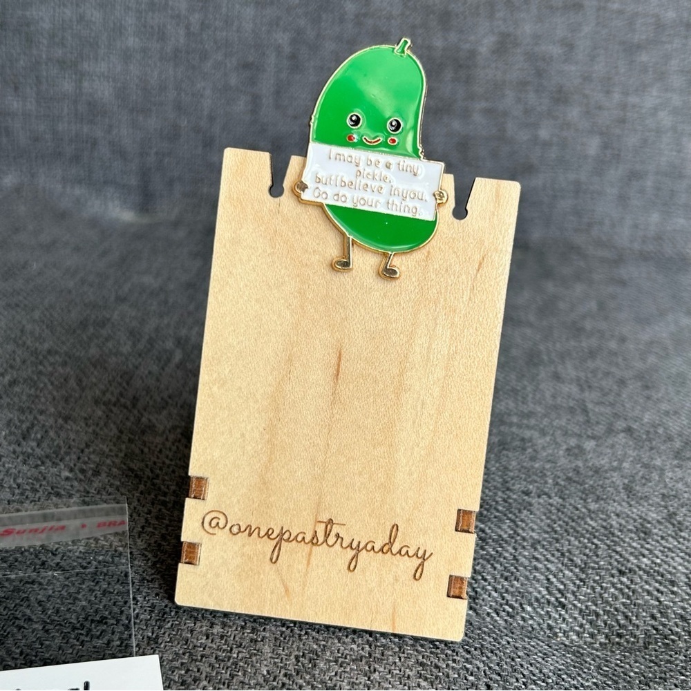 POSITIVE PICKLE Brooch Pin + Affirmation Card Set, Green, Gold - Picture 16 of 17